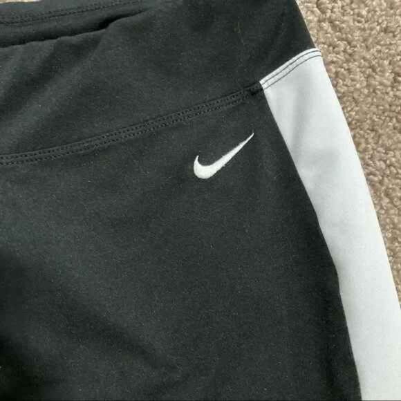 NIKE YOGA CAPRI - Size Small - Picture 3 of 4
